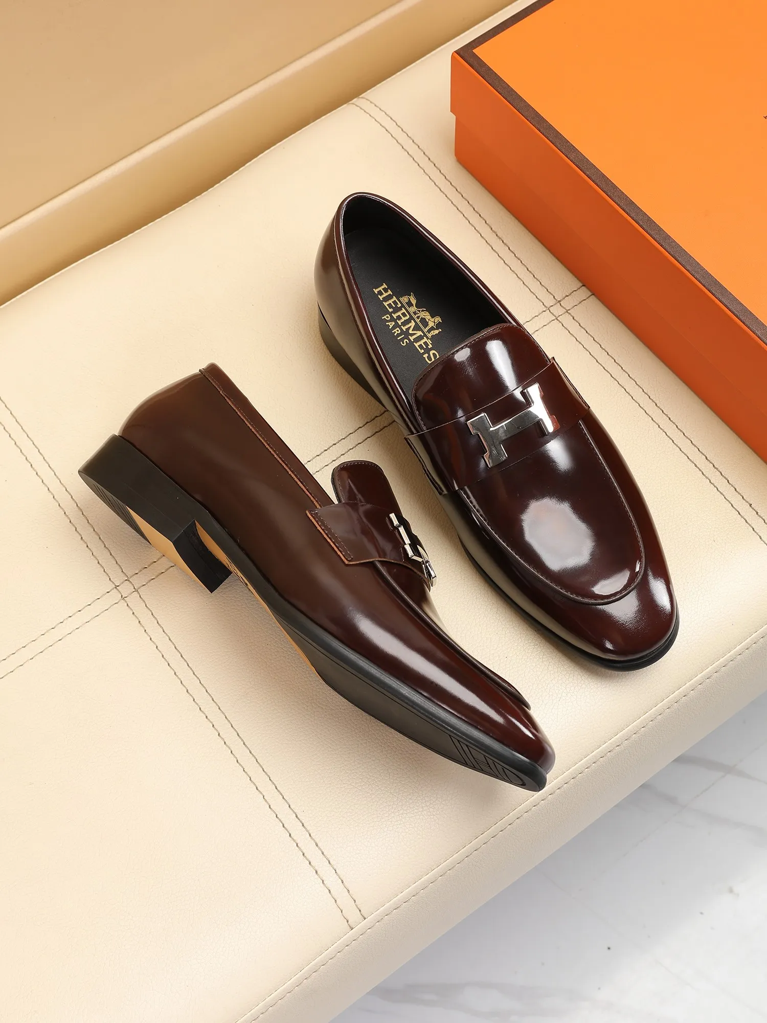 Factory price 460💶[HERMES] (cowhide lining)🍀Italian top luxury🍀He does not pursue novel styles and gorgeous colors, but attracts the favor of successful men with his flawless, elegant and classic style! This very, very comfortable, simple and stable style makes it easy to match any style! The pattern is absolutely 1:1 refined from the original case, and we strive for excellence in materials, imported cowhide + cowhide lining💪💪💪extraordinary texture👍! .Code number: 39 to 44 (38.4546 customized)